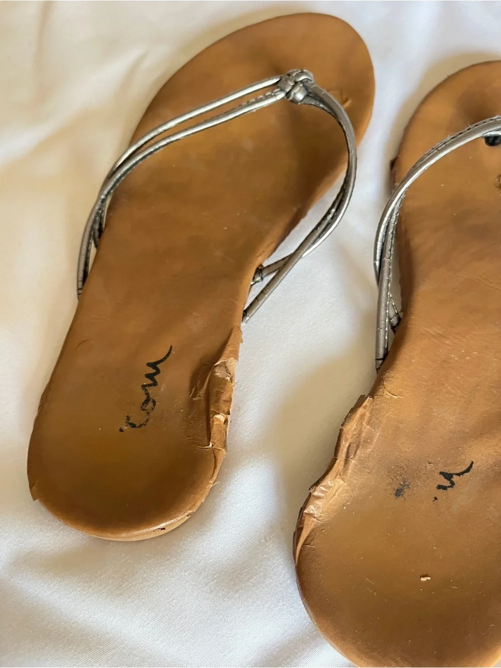 Women's Silver Metallic Strappy Sandals Flip Flops Tan Leather Footbed Size 5.5